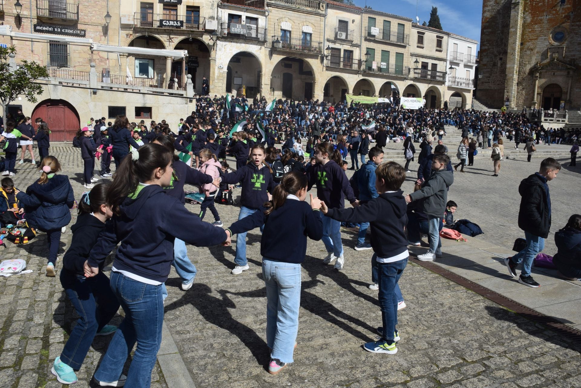 1.200 personas, entre alumnado y docentes, bailan el Chíviri