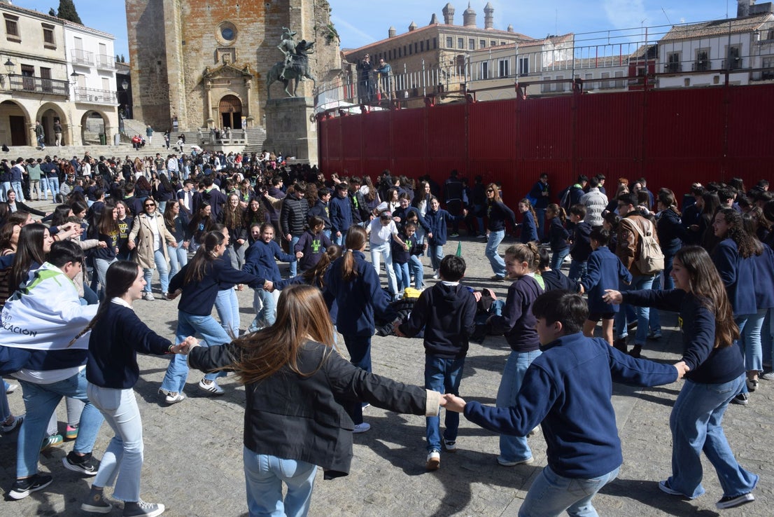 1.200 personas, entre alumnado y docentes, bailan el Chíviri