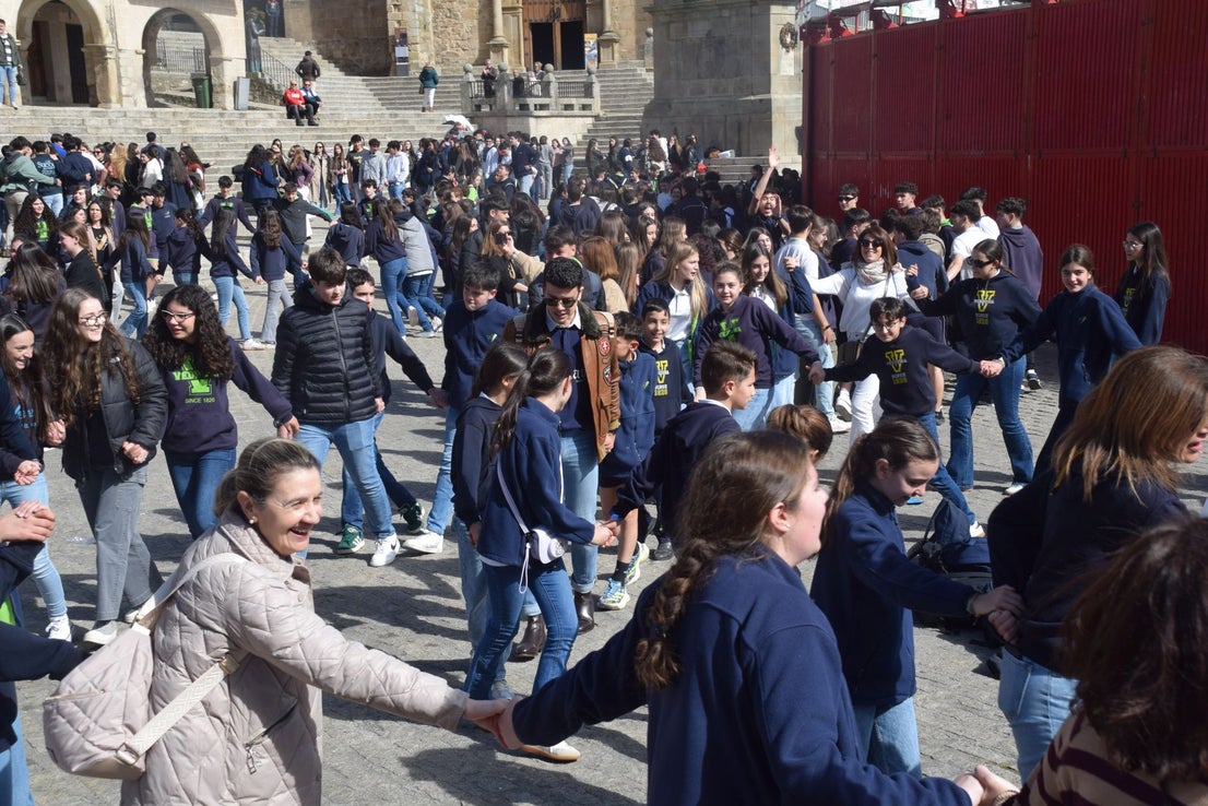 1.200 personas, entre alumnado y docentes, bailan el Chíviri