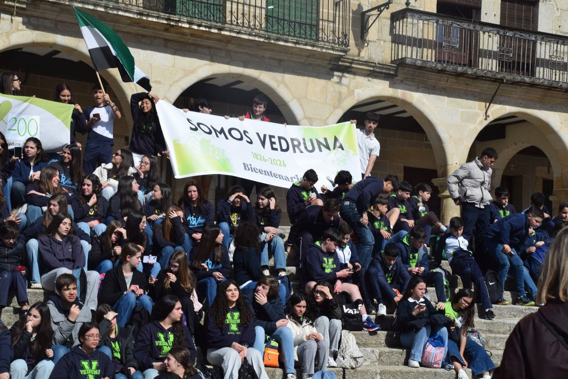 1.200 personas, entre alumnado y docentes, bailan el Chíviri