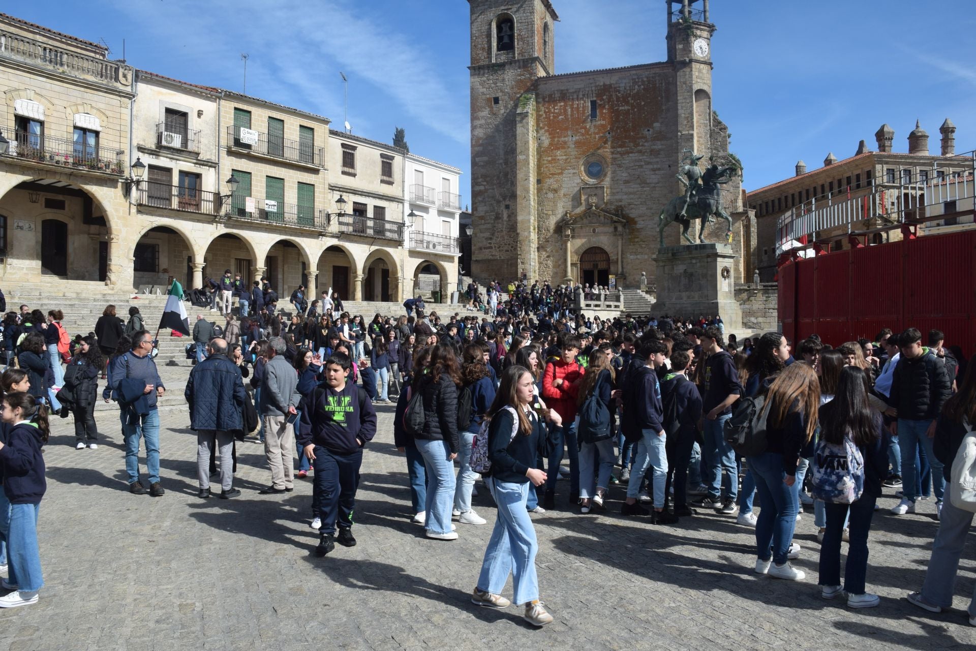 1.200 personas, entre alumnado y docentes, bailan el Chíviri