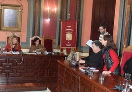 Ediles del PP y del PSOE, una vez levantada la sesión.