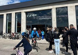 Asistentes al acto de inauguración de las nuevas dependencias.