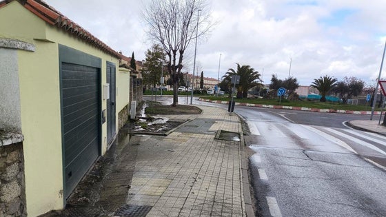 Vecinos denuncian la salida de «aguas fecales» de registros de servicios hacia la calle