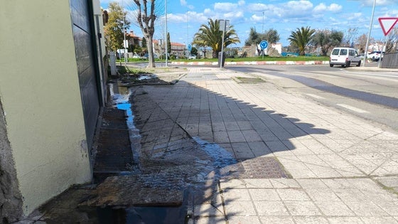 Eduardo Diz aclara la situación de aguas fecales en la avenida de Monfragüe