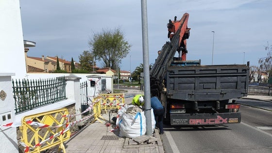 El problema de las aguas fecales de la avenida de Monfragüe podría estar en tuberías particulares
