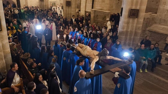 El mal tiempo hace que el Vía Crucis del Lunes Santo se celebre dentro de la iglesia