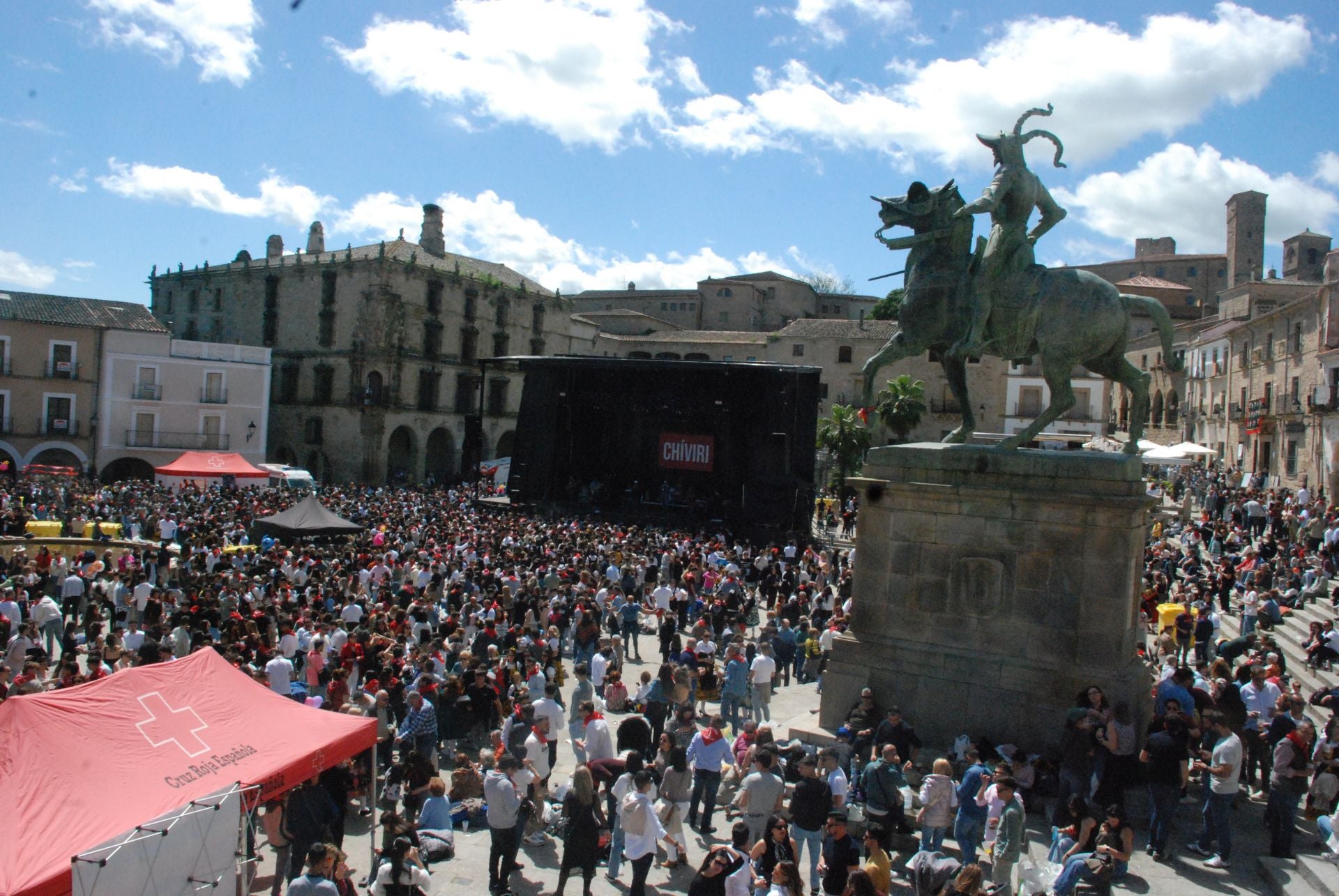 Miles de personas en el Chíviri