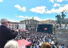 Miles de personas se congregaron en la plaza Mayor