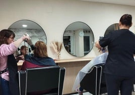 Sara Rentero, con sus prácticas en la peluquería.