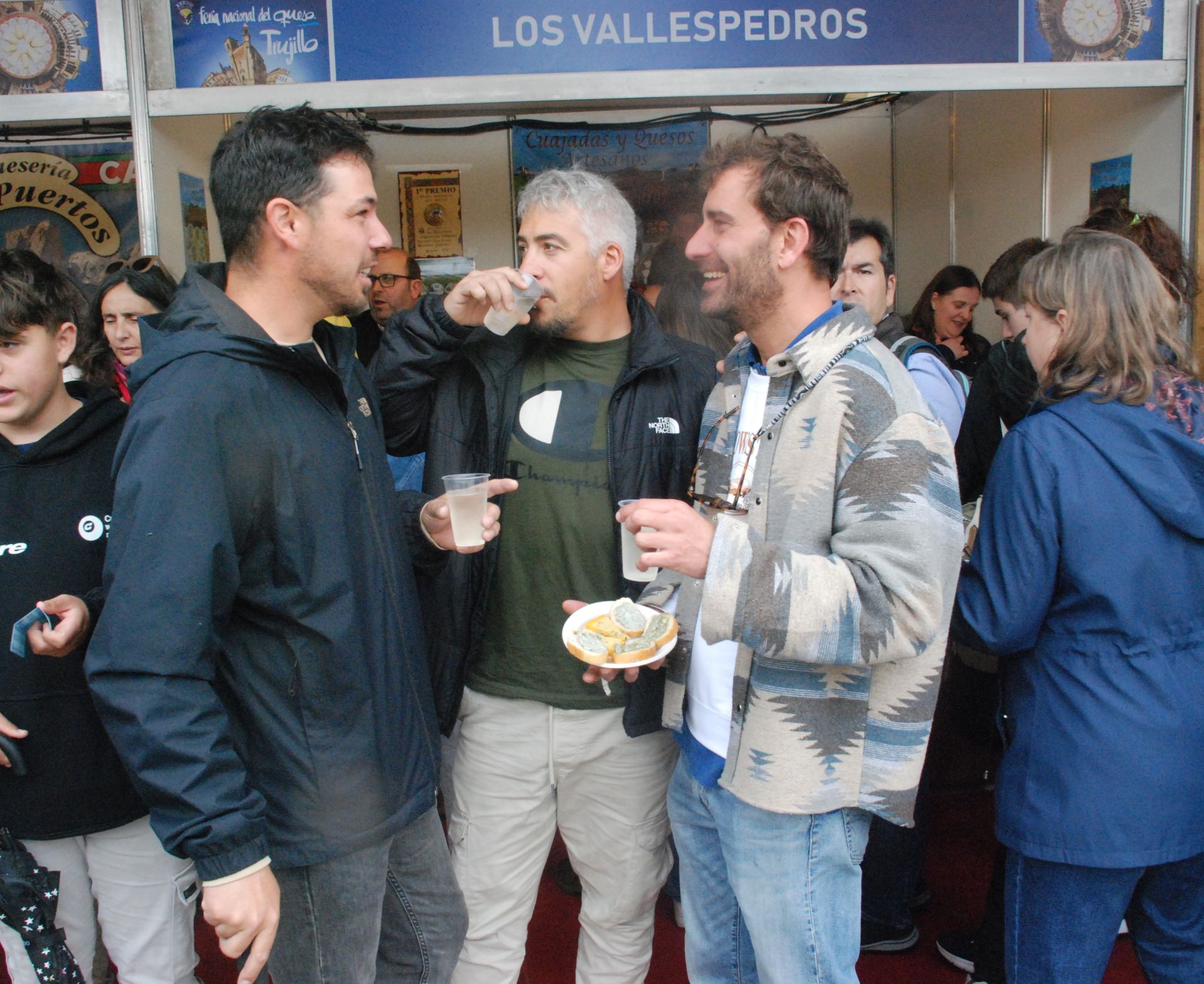 Imagen secundaria 1 - El mal tiempo no achanta a los más queseros
