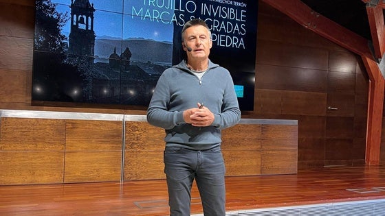 Agustín Melchor reúne marcas sagradas en piedra de la ciudad en un libro