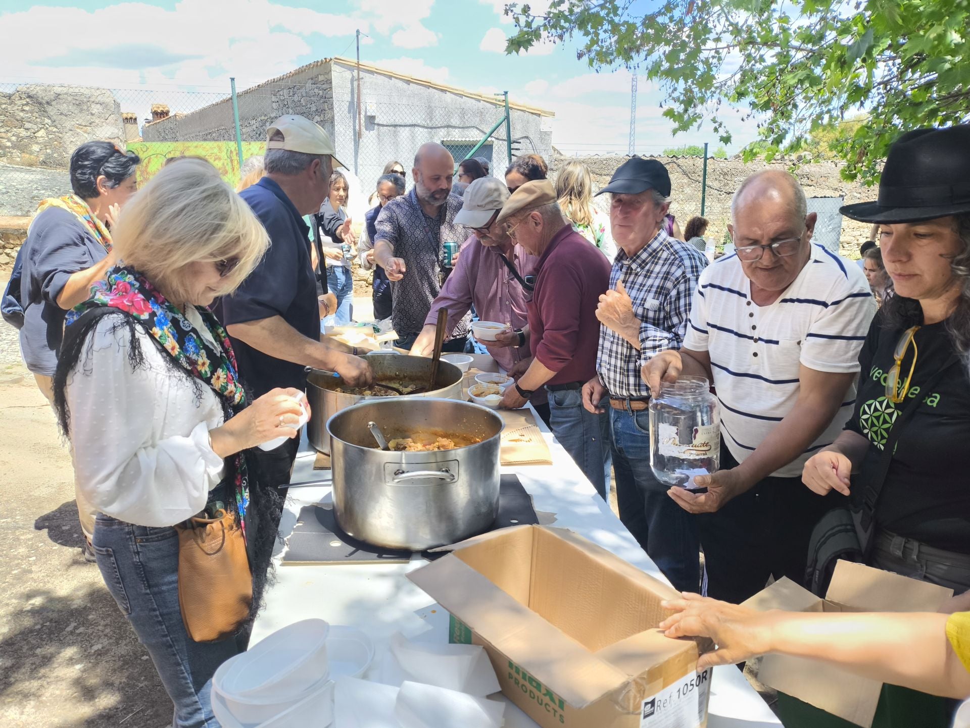 Calurosa despededida a José Manuel Sánchez, con sus 1.700 ovejas, camino de León