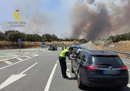 El incendio de Plasenzuela obliga a cortar la autovía A-58 y la N-521 entre Cáceres y Trujillo