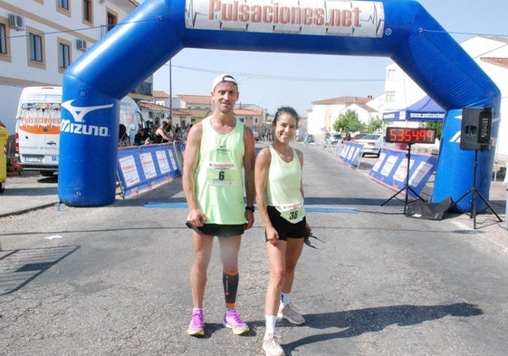 Los ganadores de la prueba de 10 kilómetros, Javier Canelada y Soraya Cantos.