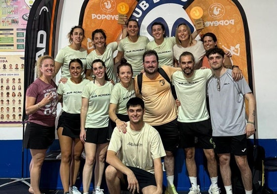 Integrantes del equipo masculino y femenino del club trujillano.