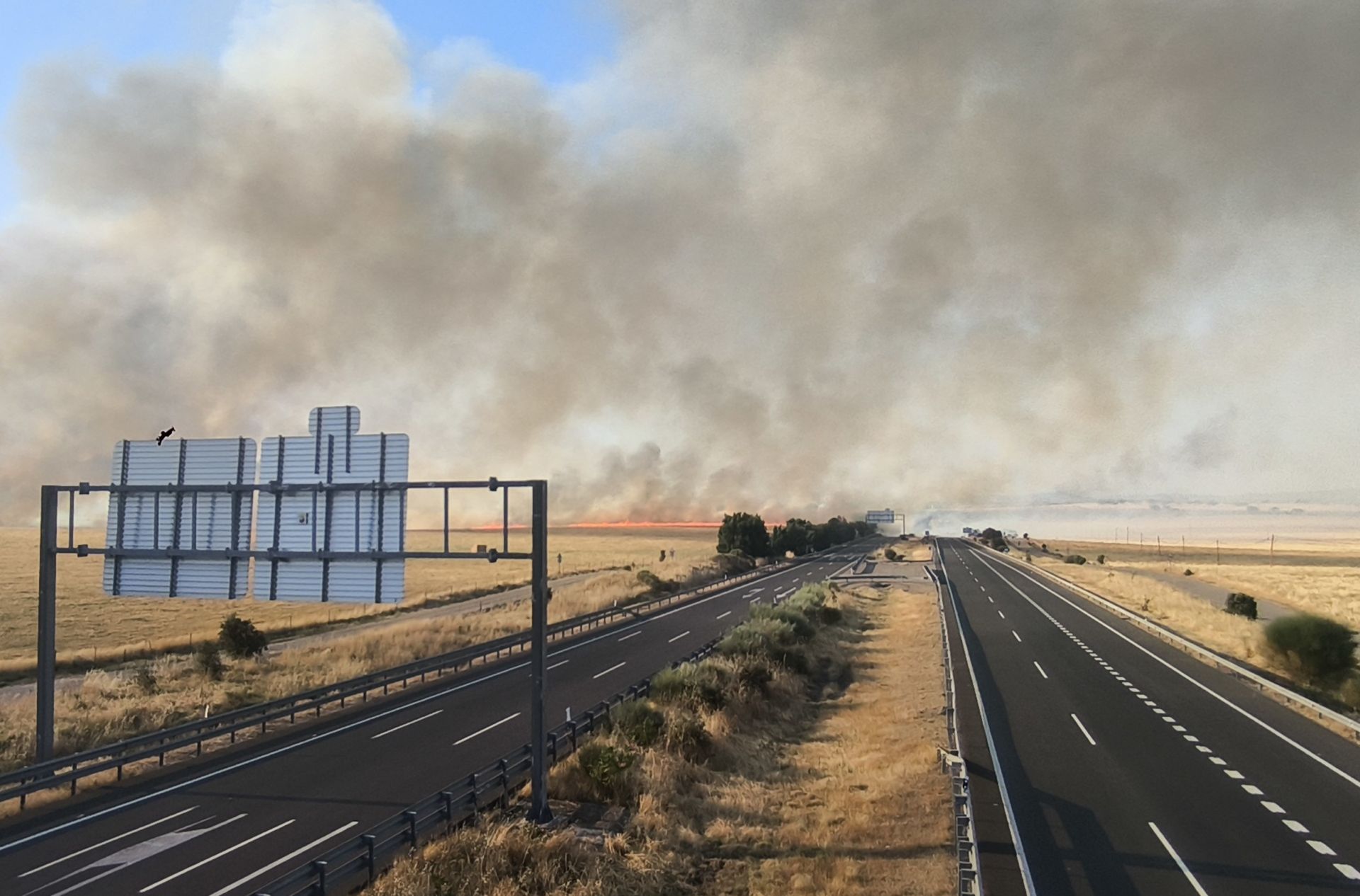 El incendio en las inmediaciones de la autovía A-5