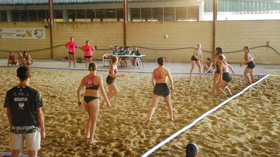 El balonmano playa vuelve a movilizar a más de 700 personas