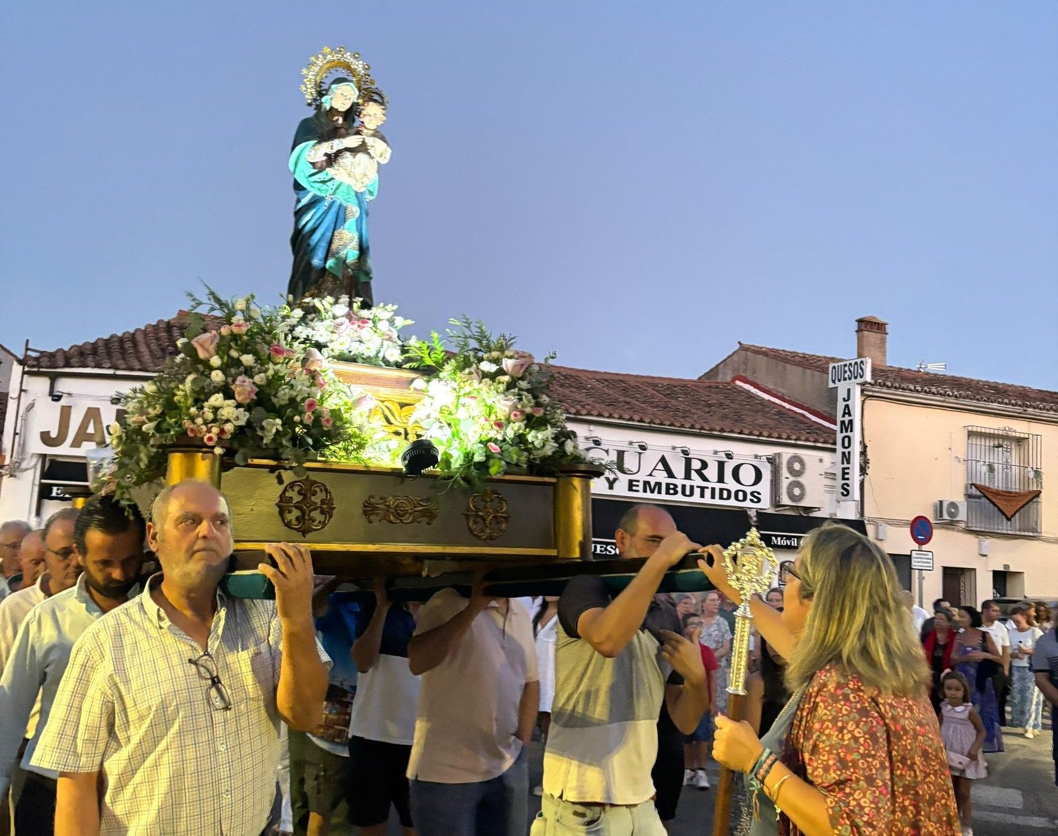 Un momento de la procesión de las fiestas de La Piedad