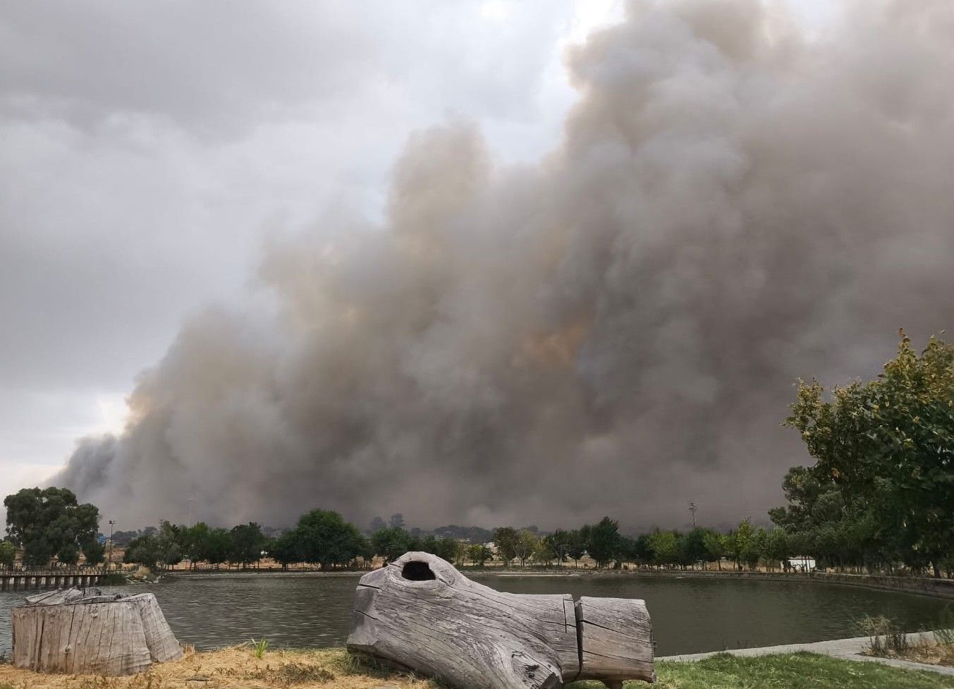 El humo provocado por el incendo de este martes.