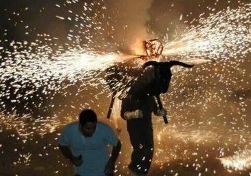 El toro de fuego en una edición anterior.