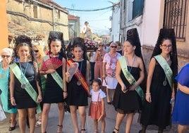 LA rena y damas de honor en la procesión.