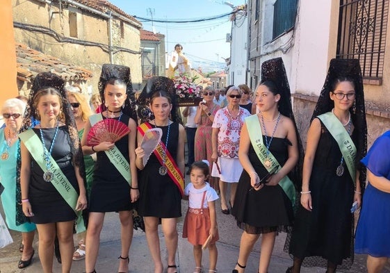 LA rena y damas de honor en la procesión.