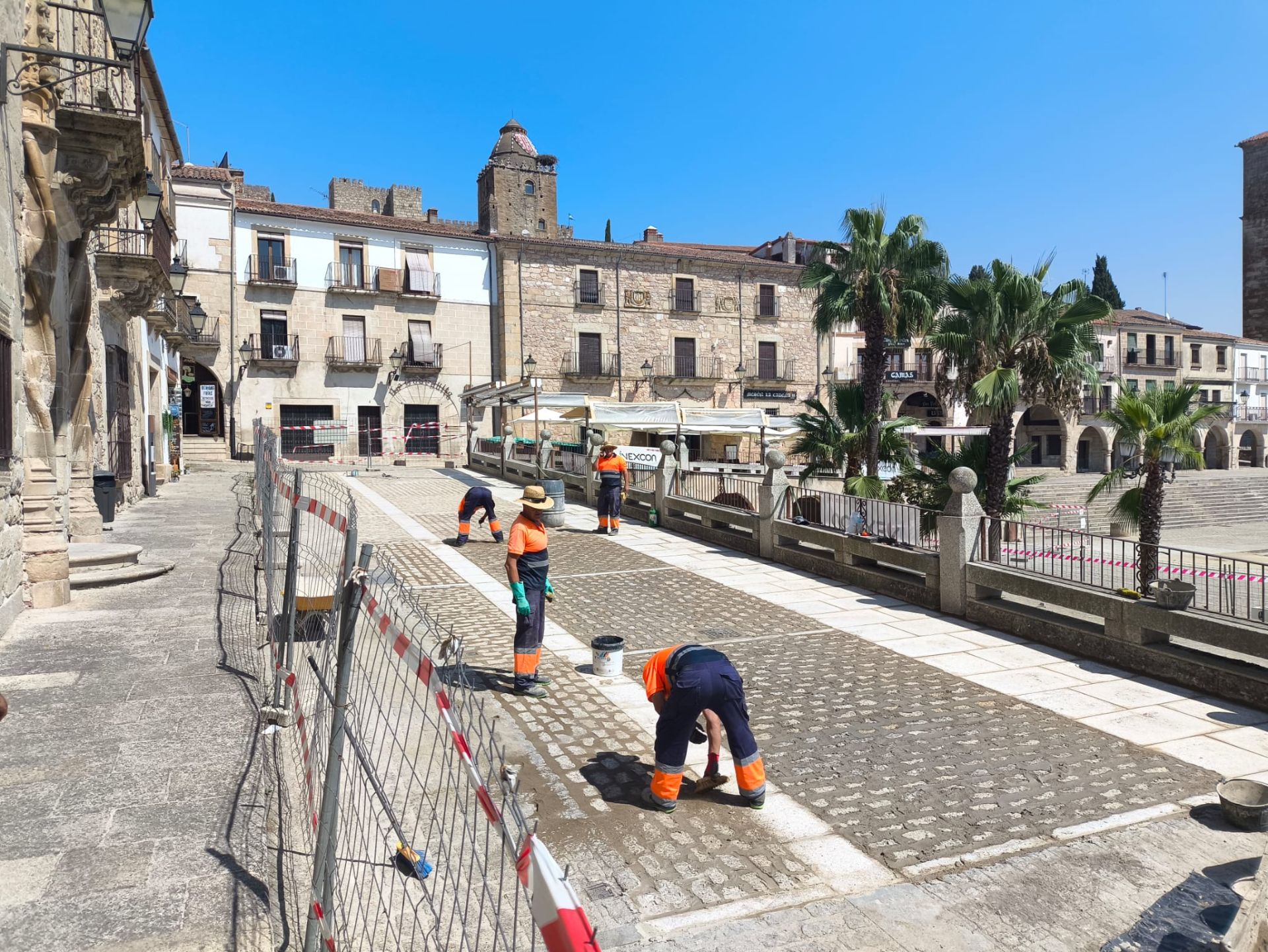 Operarios ultimando la obra en la plaza Mayor.