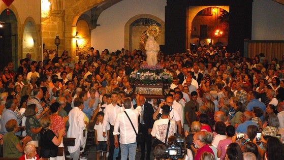 Cientos de personas acompañan a la Patrona a su llegada a San Martín