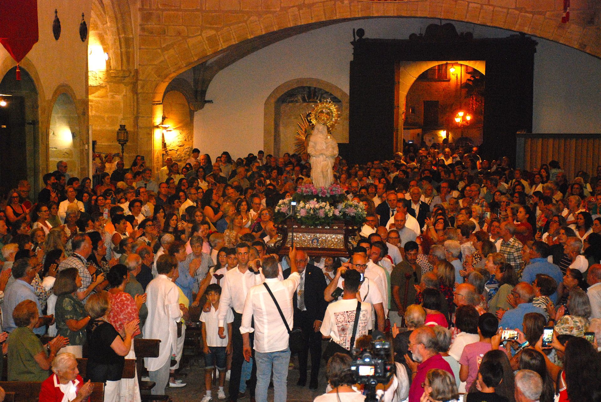 La imagen de la Virgen de la Victoria a su llegada a la iglesia de San Martín.