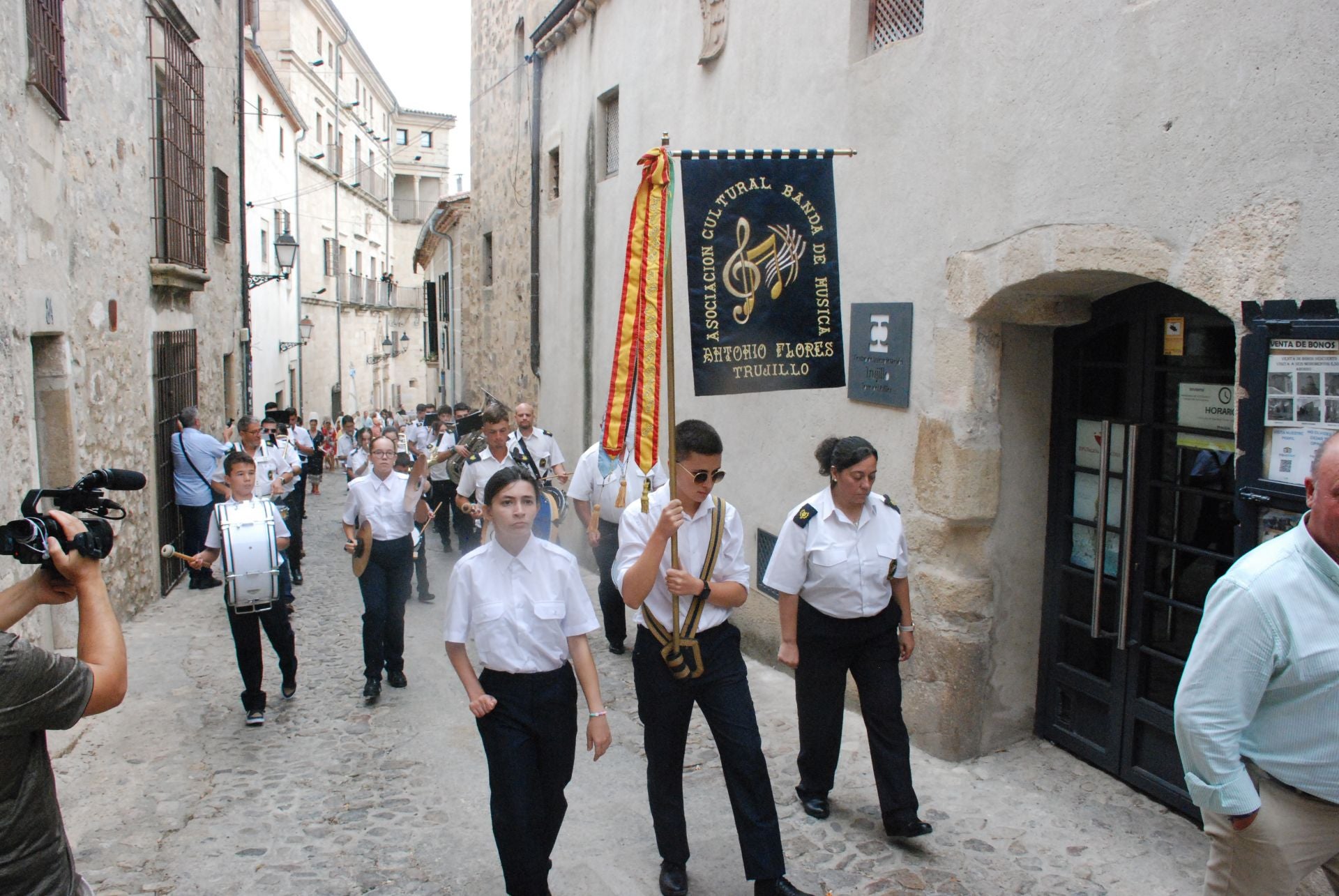 La subida de la Virgen de la Victoria, arropada por decenas de vecinos