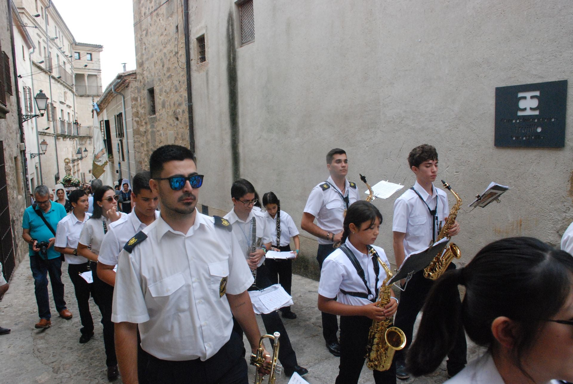 La subida de la Virgen de la Victoria, arropada por decenas de vecinos