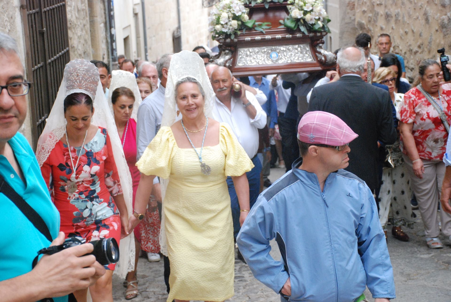 La subida de la Virgen de la Victoria, arropada por decenas de vecinos
