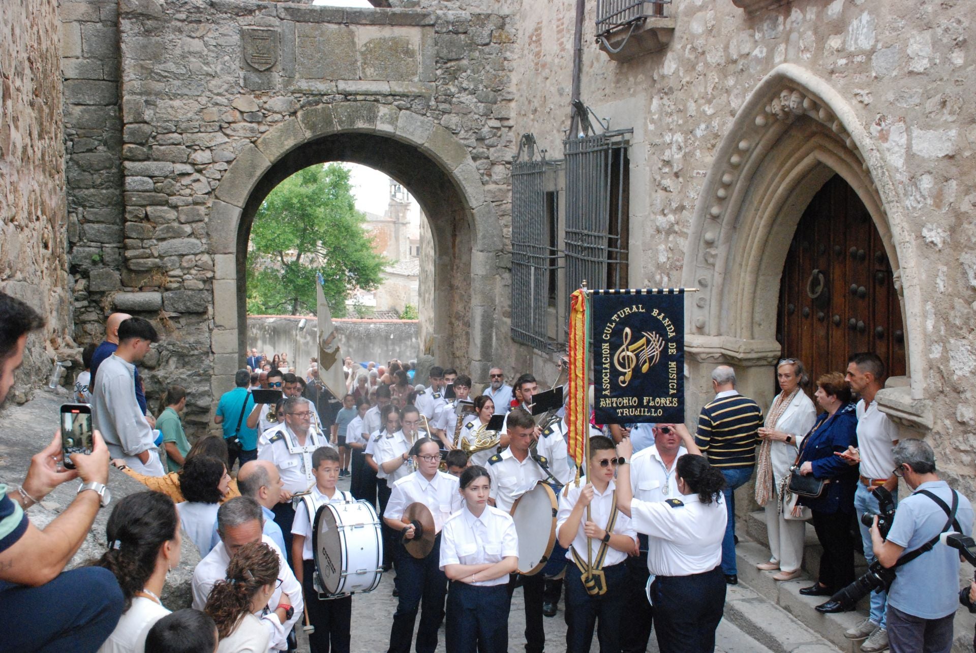 La subida de la Virgen de la Victoria, arropada por decenas de vecinos