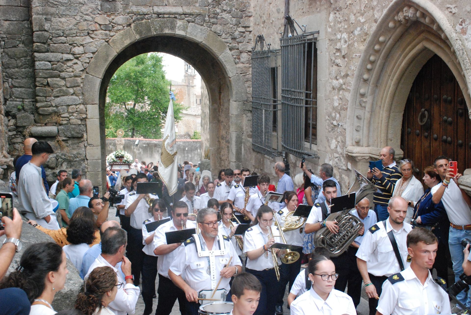 La subida de la Virgen de la Victoria, arropada por decenas de vecinos