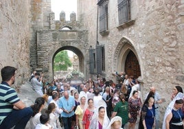 La subida de la Virgen de la Victoria, arropada por decenas de vecinos