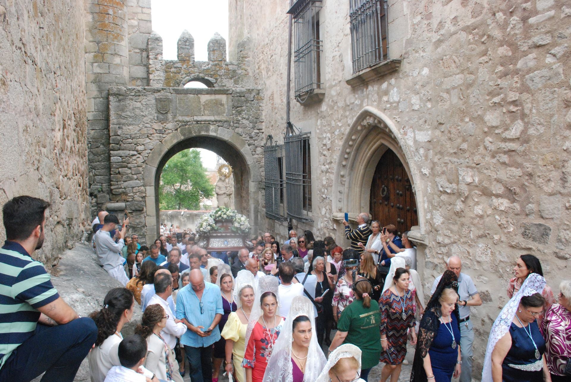 La subida de la Virgen de la Victoria, arropada por decenas de vecinos