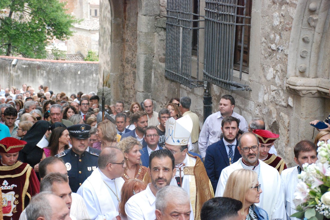 La subida de la Virgen de la Victoria, arropada por decenas de vecinos