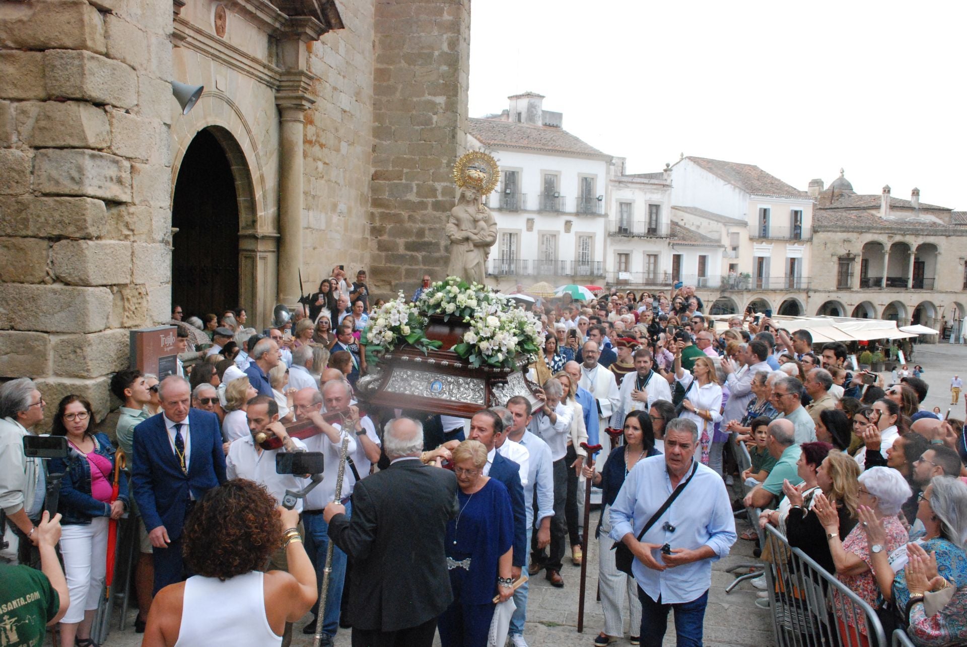 La subida de la Virgen de la Victoria, arropada por decenas de vecinos