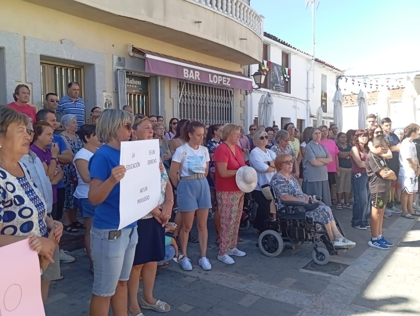 El Consistorio de Deleitosa muestra «su indignación» por la falta de transporte escolar
