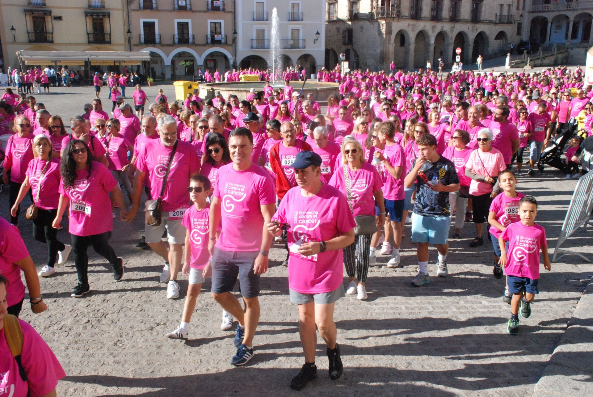 El rosa invade las calles para luchar contra el cáncer
