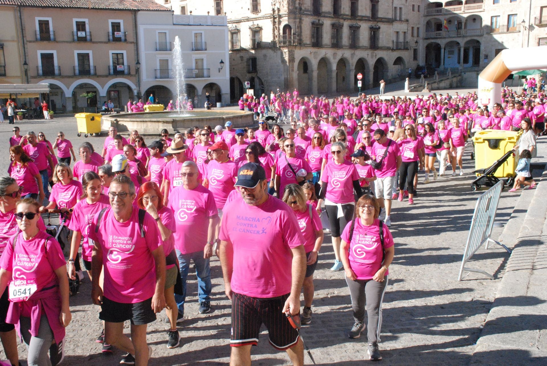 El rosa invade las calles para luchar contra el cáncer