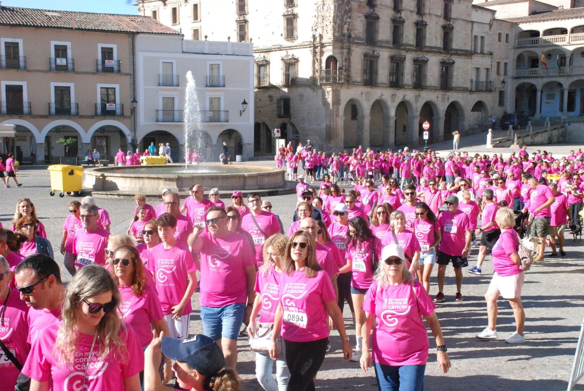 El rosa invade las calles para luchar contra el cáncer