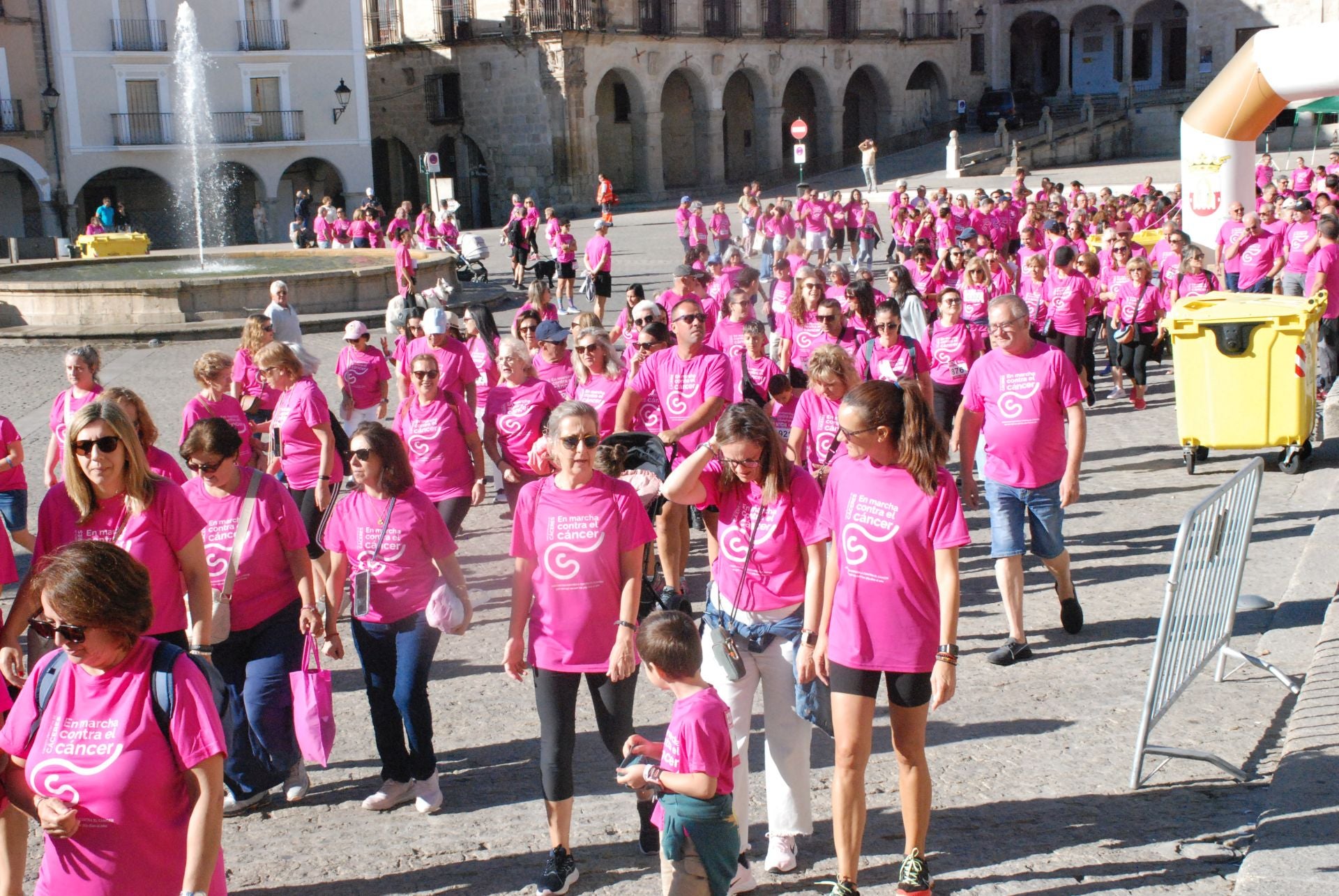 El rosa invade las calles para luchar contra el cáncer