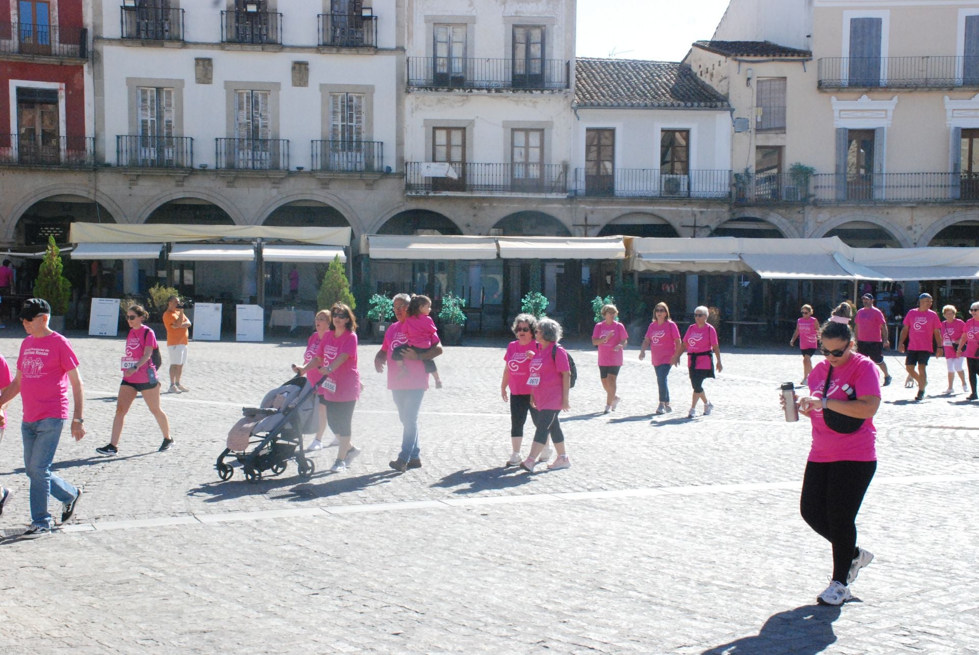 El rosa invade las calles para luchar contra el cáncer