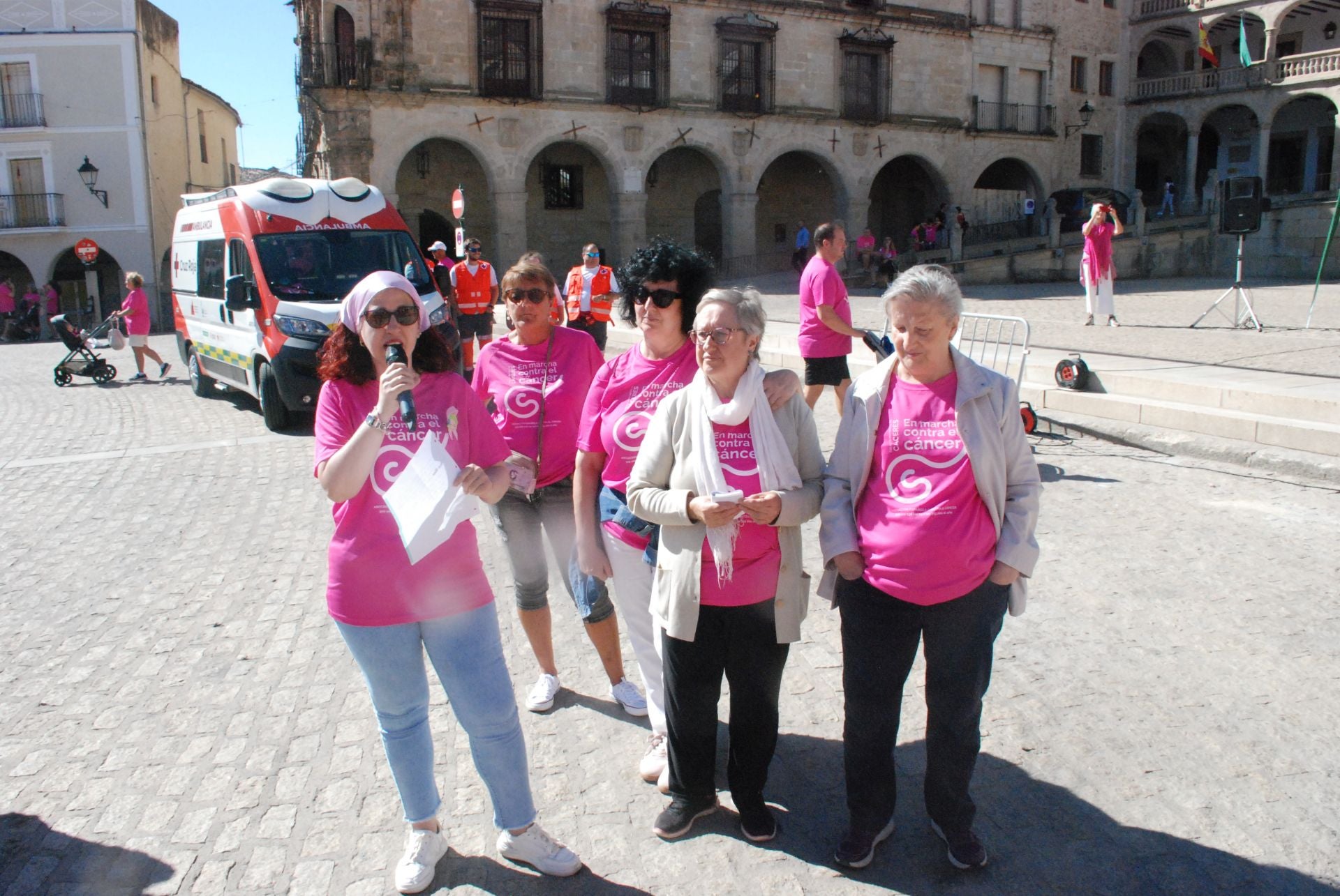 El rosa invade las calles para luchar contra el cáncer