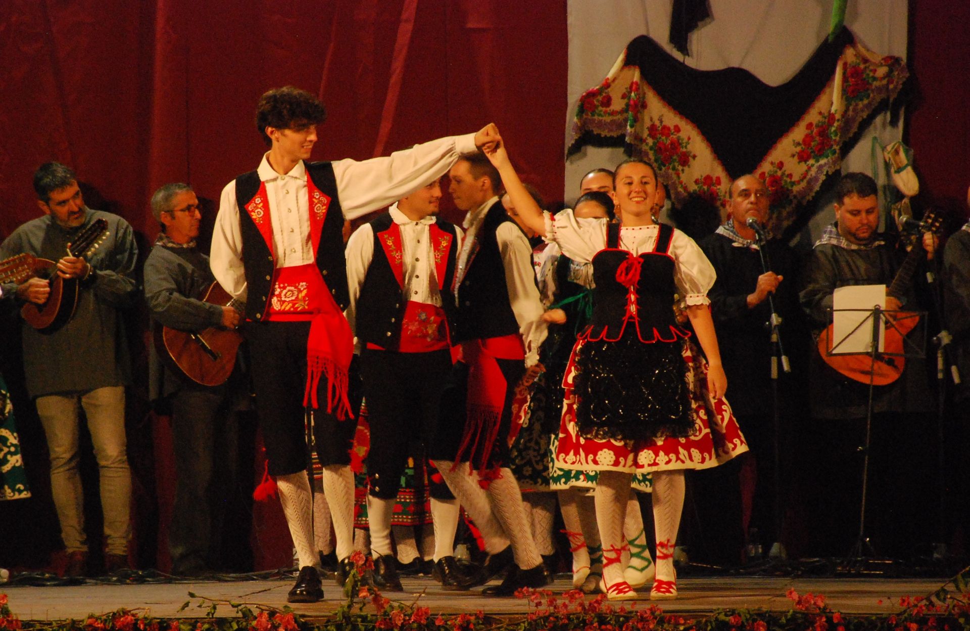 Imagen secundaria 2 - La agrupación Coros y Danzas Virgen del Rosario celebra una gran fiesta del folclore