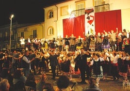 La agrupación Coros y Danzas Virgen del Rosario celebra una gran fiesta del folclore