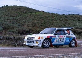 Uno de los participantes, Javier Ruiz, con su coche antiguo.