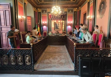 Los integrantes de la corporación se levantan, tras votar en contra de la ratificación de la urgencia